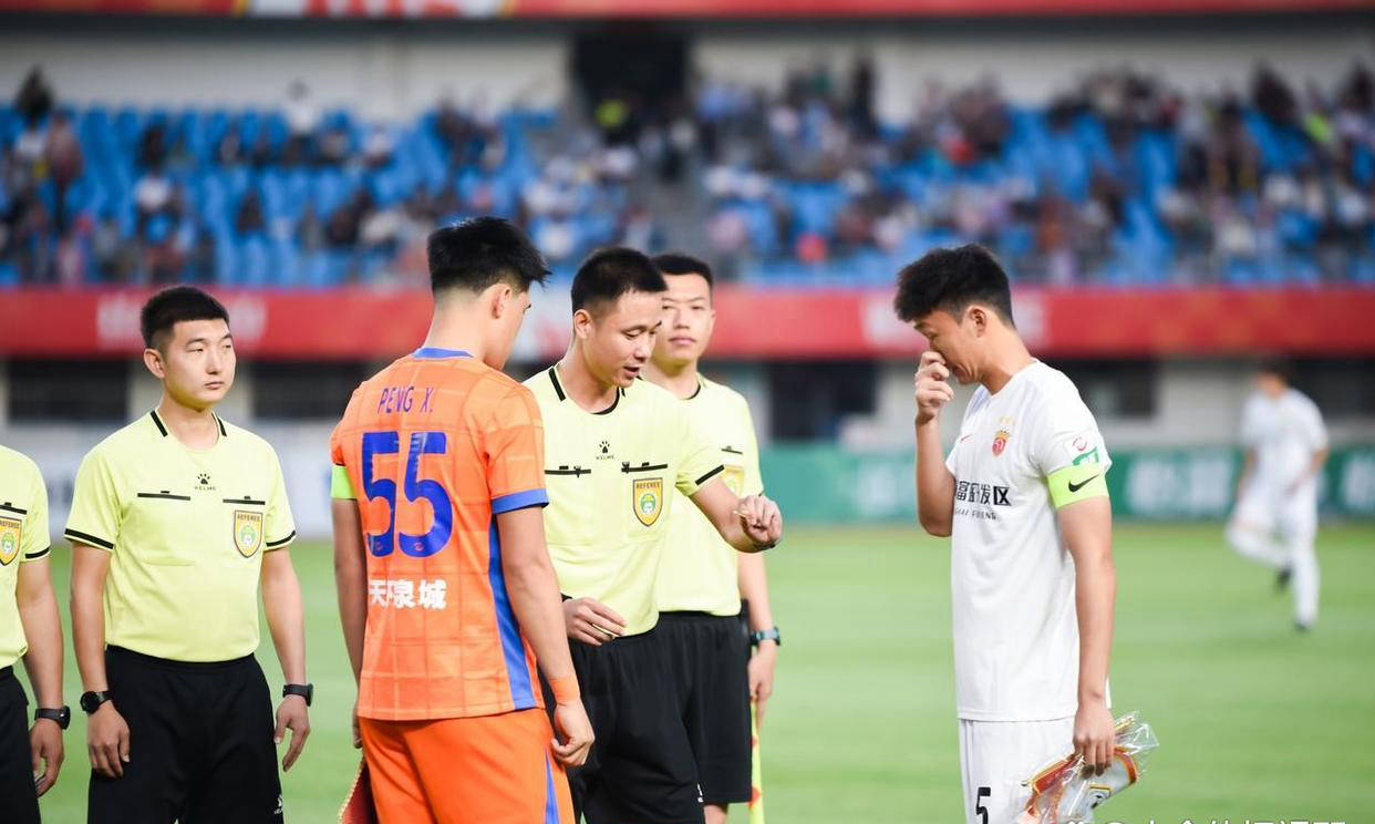 开云APP-青年赛事火热进行，新秀球员崭露头角