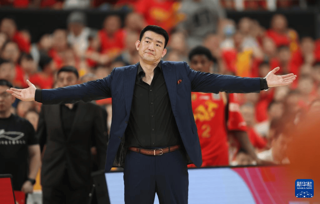 北京首钢队在客场比赛迎战上海 北京首钢队在客场比赛迎战上海