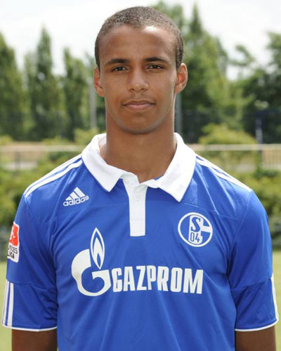 开云平台-关于沙尔克表现出色，一举击败对手，跻身前列的信息