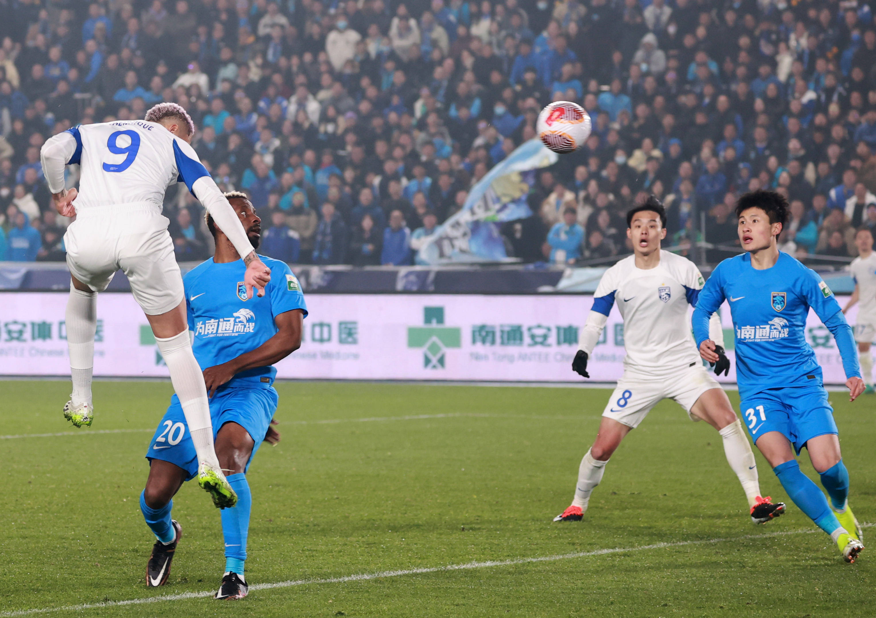 高水平的比赛展现出球员们的风采和实力 高水平的比赛展现出球员们的风采和实力