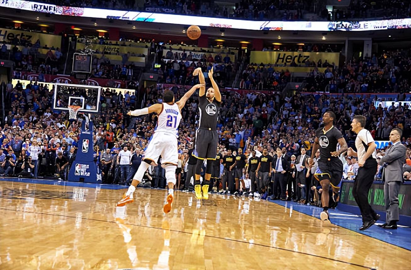 精彩的篮球对决吸引了无数球迷观看 精彩的篮球对决吸引了无数球迷观看