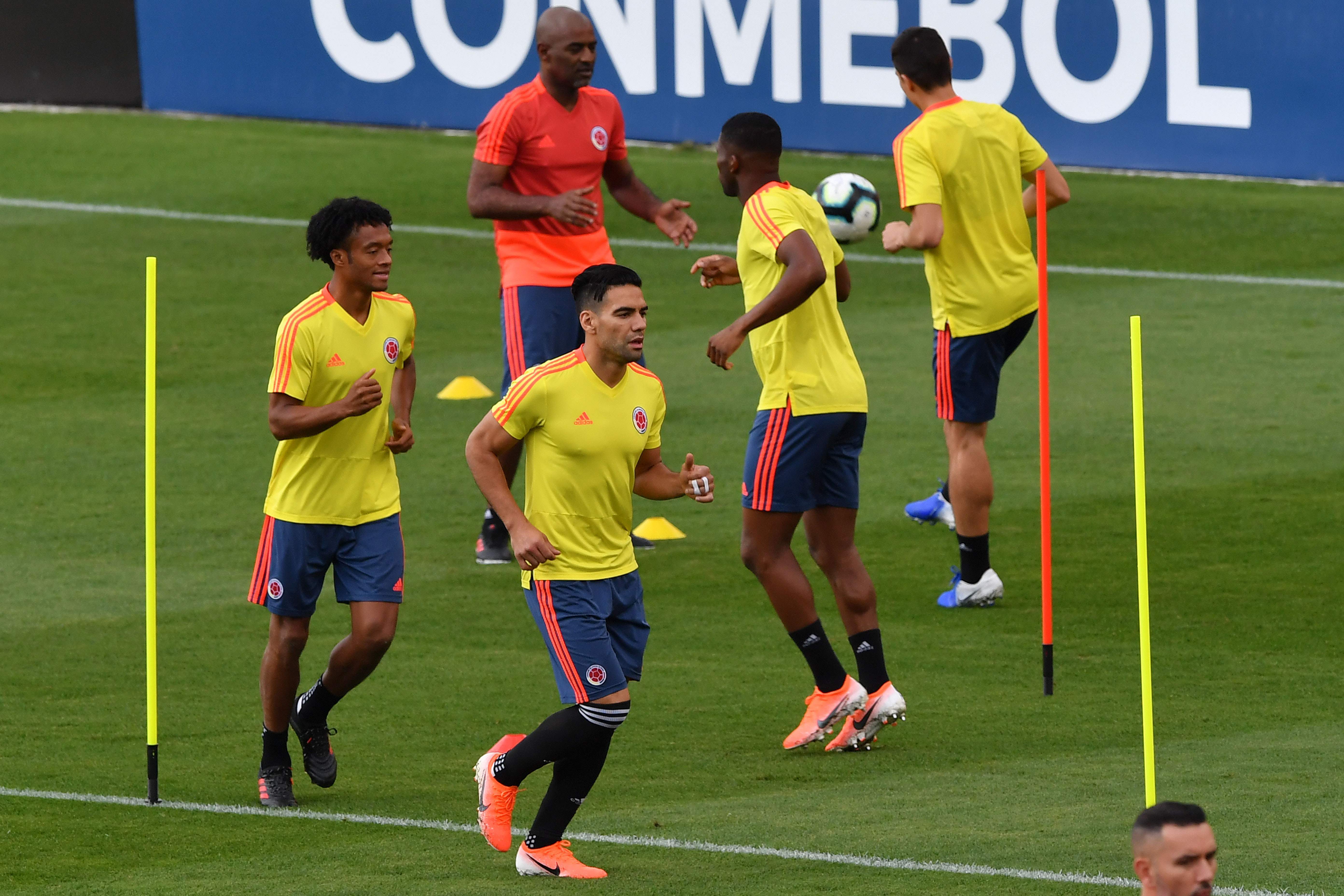 阿根廷女足队员在比赛中力拼的简单介绍