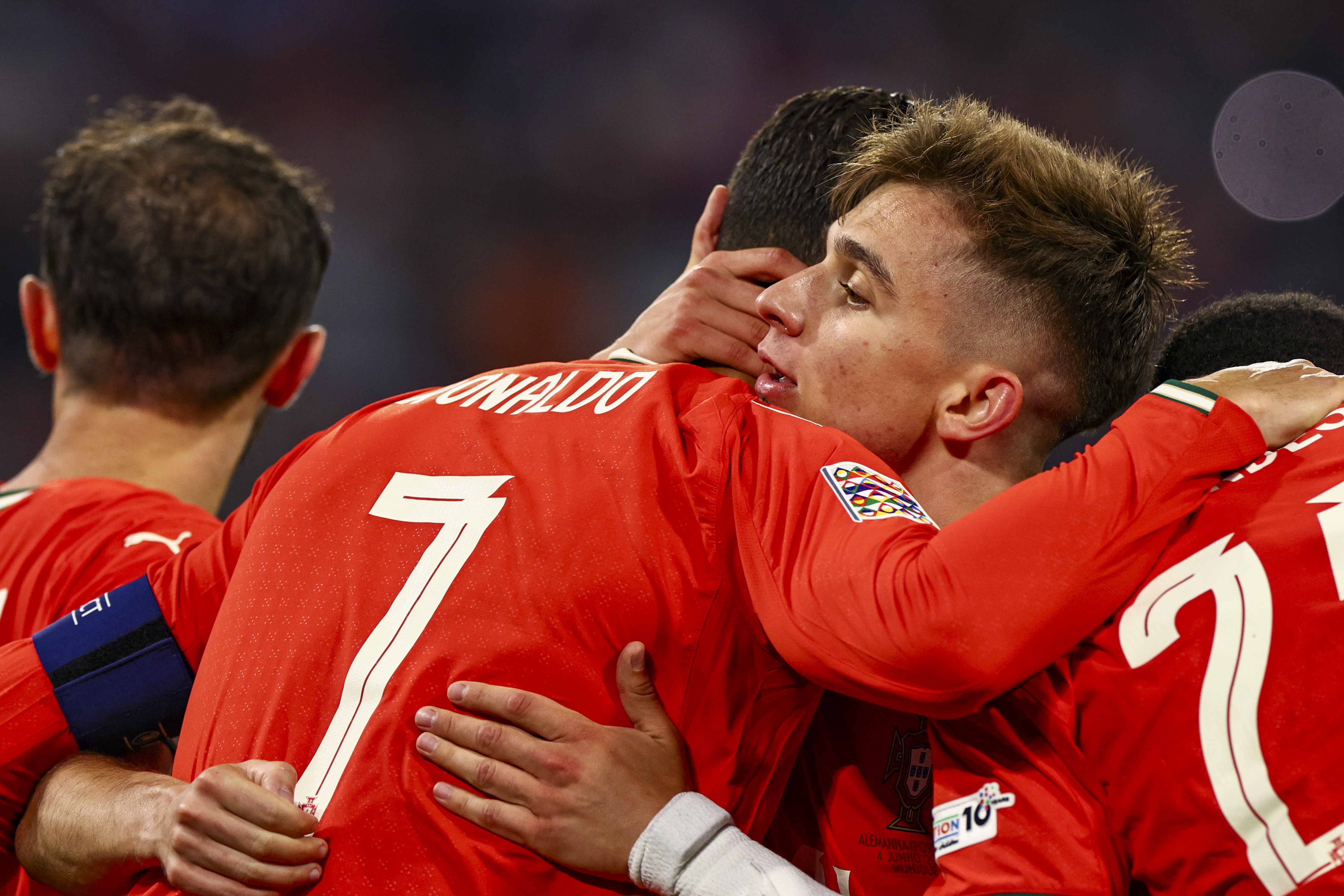 葡萄牙击败英格兰门扑荷克拉的简单介绍 葡萄牙击败英格兰门扑荷克拉的简单介绍