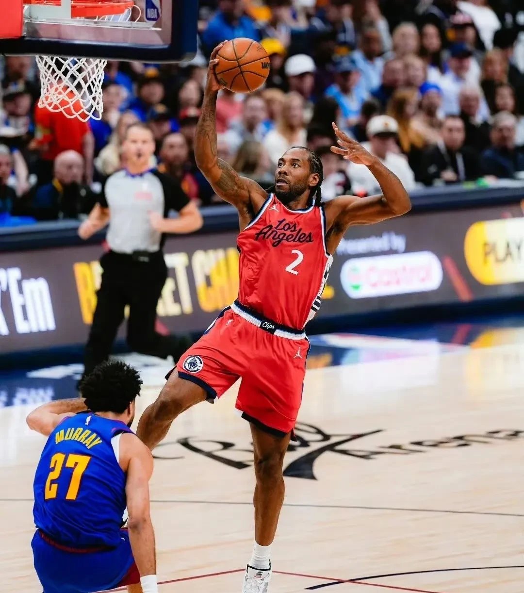 快船击败骑士,莱纳德单挑勇猛 快船击败骑士,莱纳德单挑勇猛