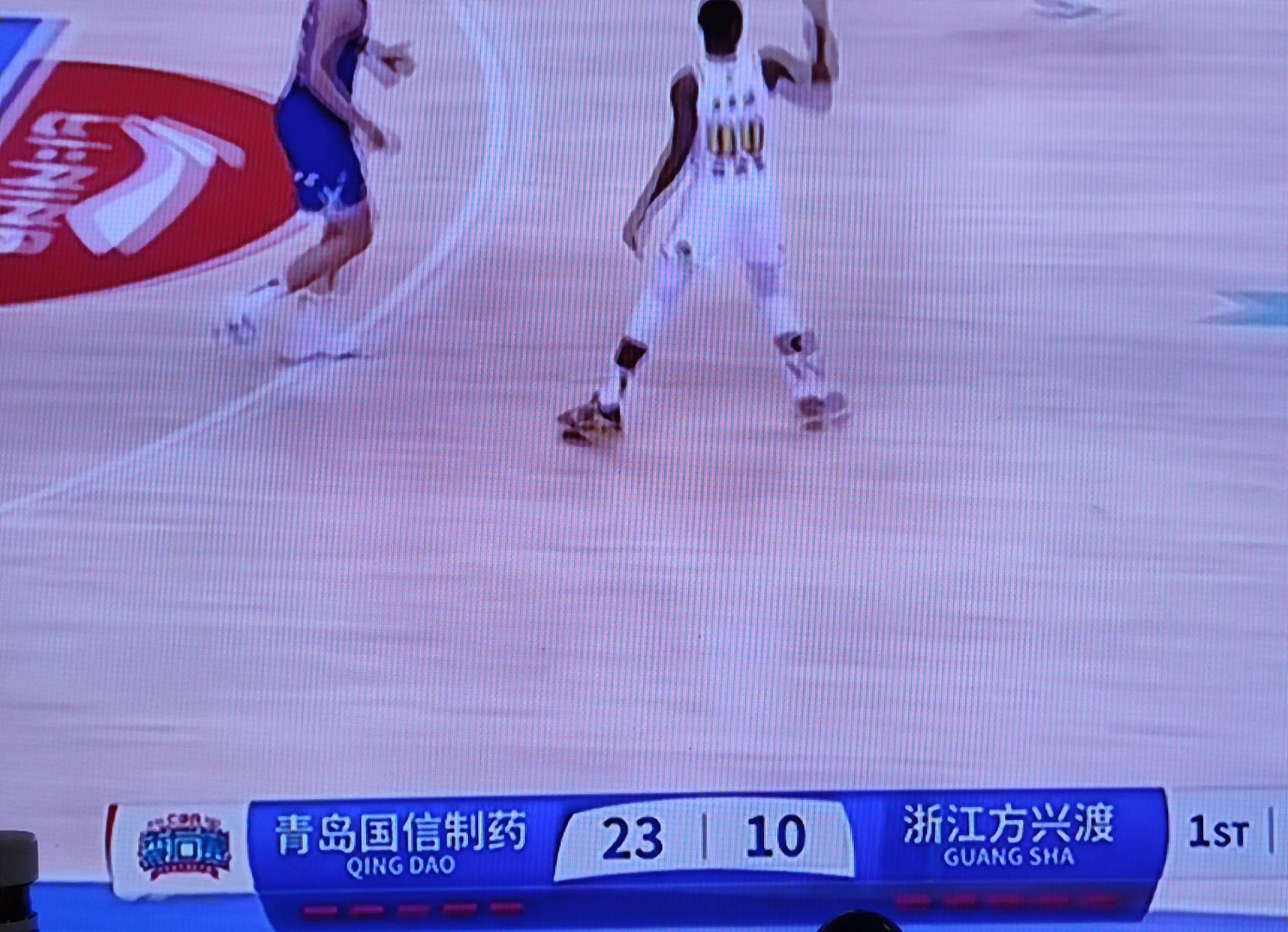 关于比赛中球员发生冲突，裁判难以调和双方矛盾的信息