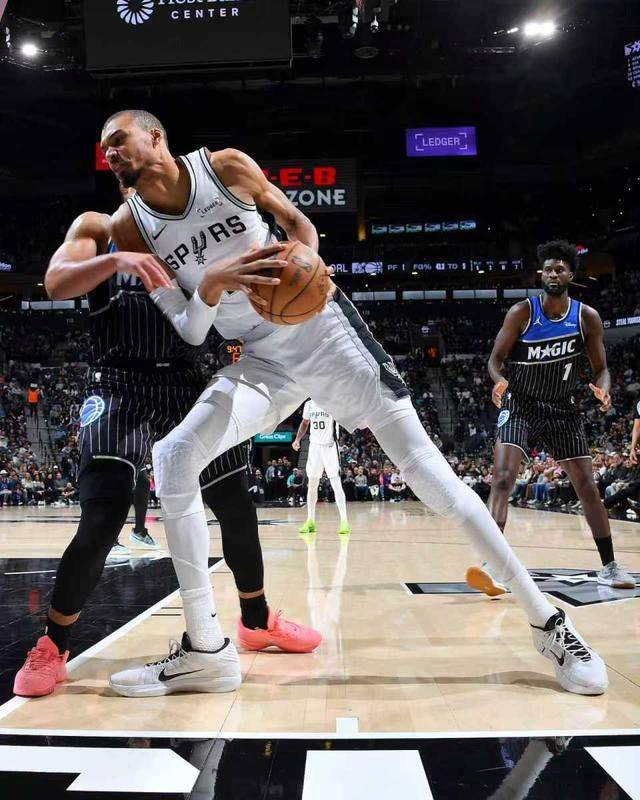 开云体育入口-山西队对阵马刺，伦纳德成为胜负手